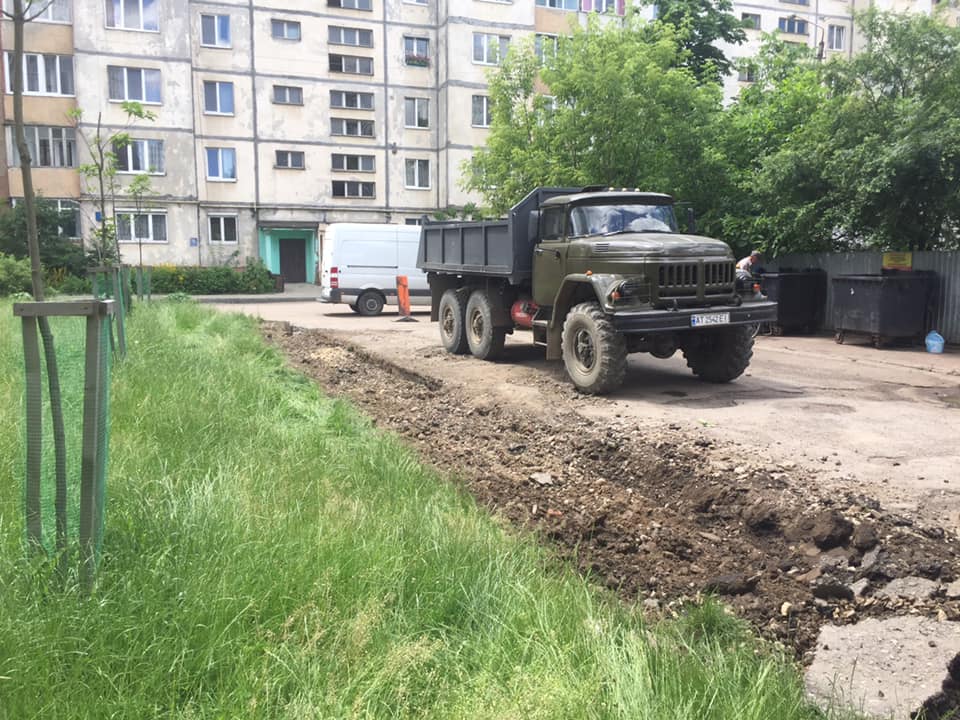 Ще один франківський двір взялися капітально ремонтувати (ФОТО)