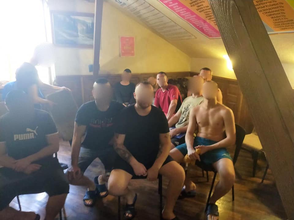 У Франківську та Угринові викрили “реабілітаційні центри”, де незаконно утримували людей (ФОТО)