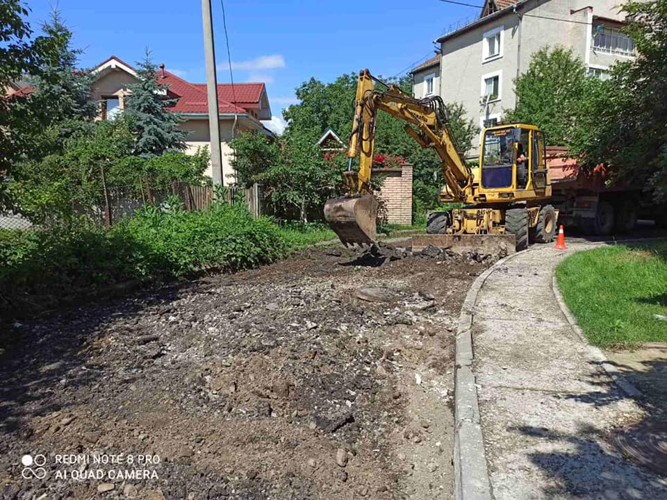 У Франківську поблизу парку на вулиці Української дивізії ремонтують дорогу (ФОТО)