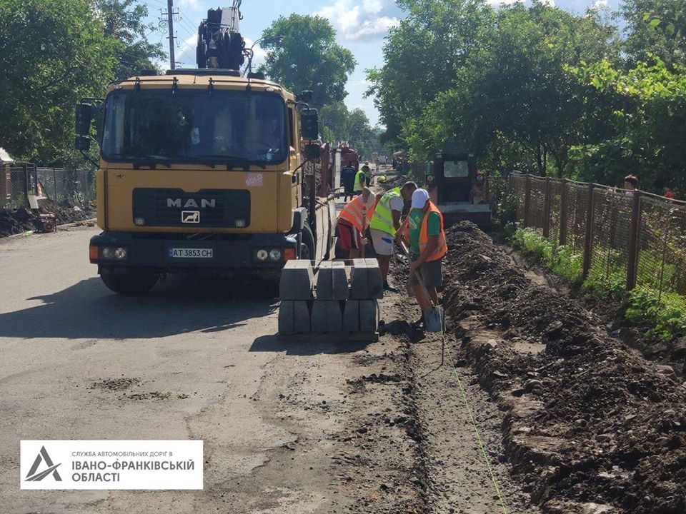 “Велике будівництво” дійшло до Ланчина – влаштовують пішохідні доріжки (ФОТО)