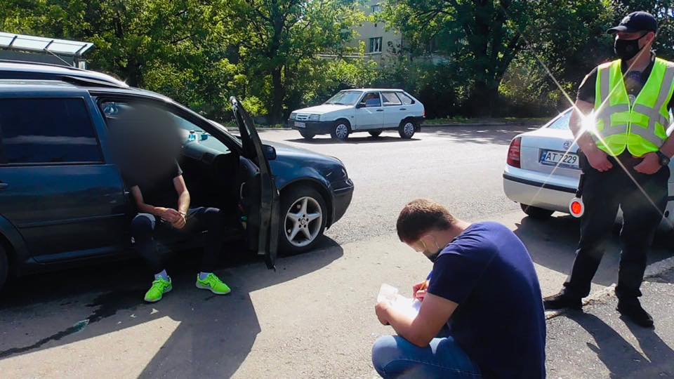 Водій з підробленими документами пропонував поліціянтам 1000 гривень хабаря (ФОТО)