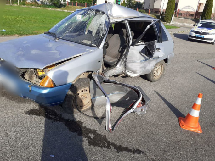 У Бурштині “Сітроен” на швидкості врізався в електроопору. Водій в реанімації (ФОТО)