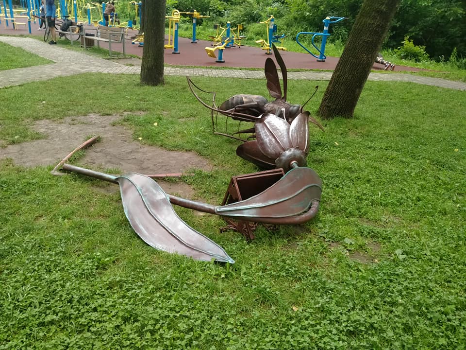 У сквері на Пасічній вандали пошкодили ковану бджолу (ФОТО)