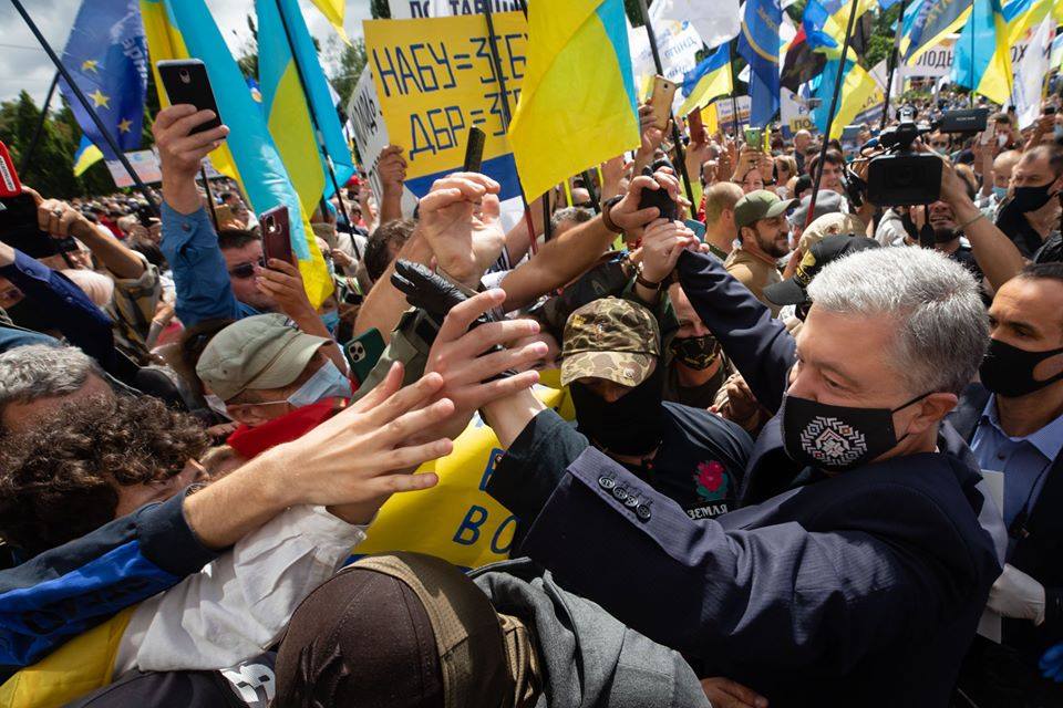 «Брехня не може панувати довго», – «Європейська Солідарність» Франківщини про перемоги Порошенка і Гладковського в судах