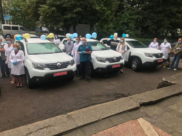 Три нових кросовери отримали сільські амбулаторії Снятинщини (ФОТО)