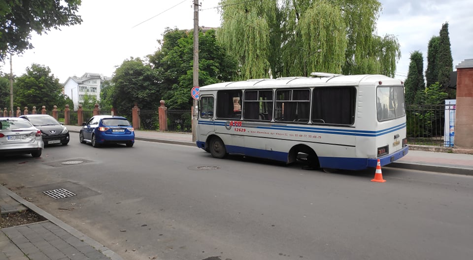 У Франківську в автобуса відпало колесо та вдарило інше авто (ФОТО)