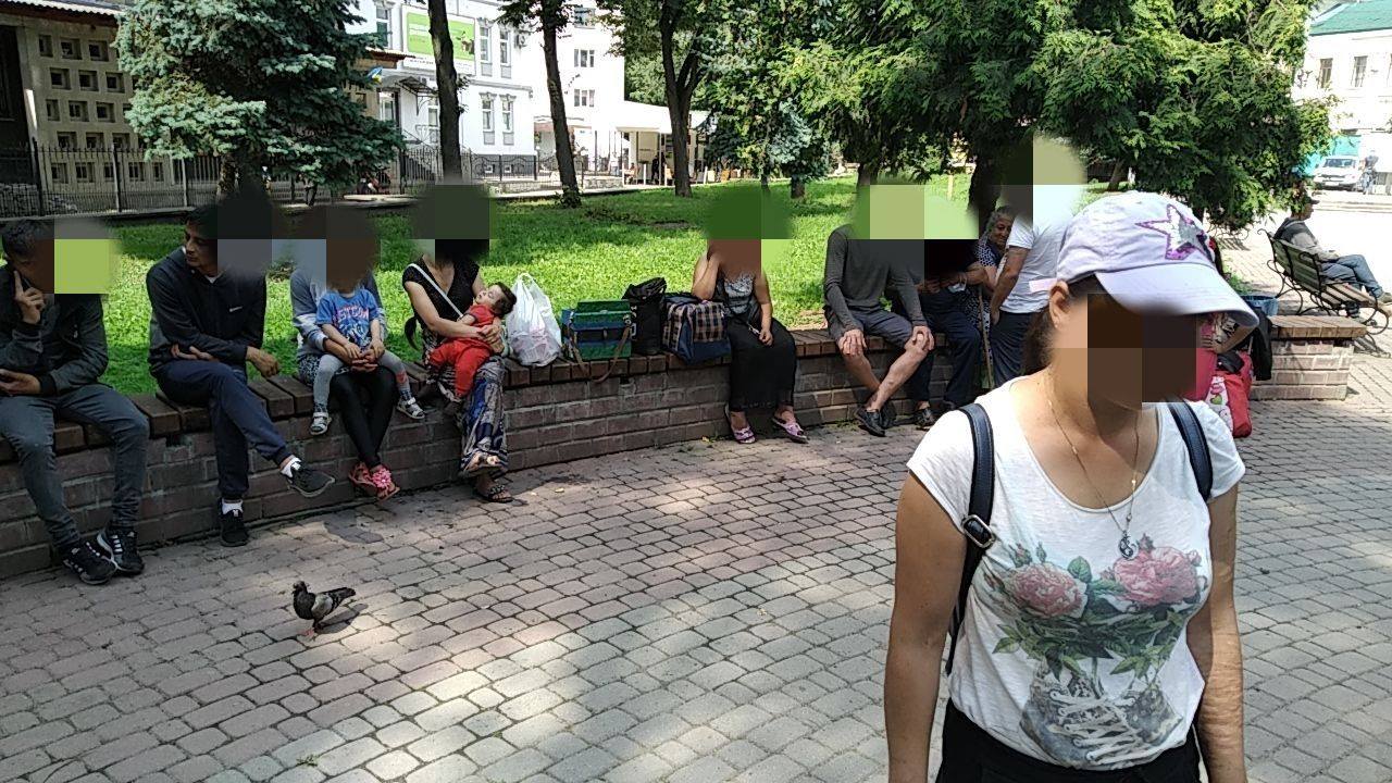 Муніципали вгамовували групу “гастролерів-жебраків” у привокзальному сквері (ФОТО)
