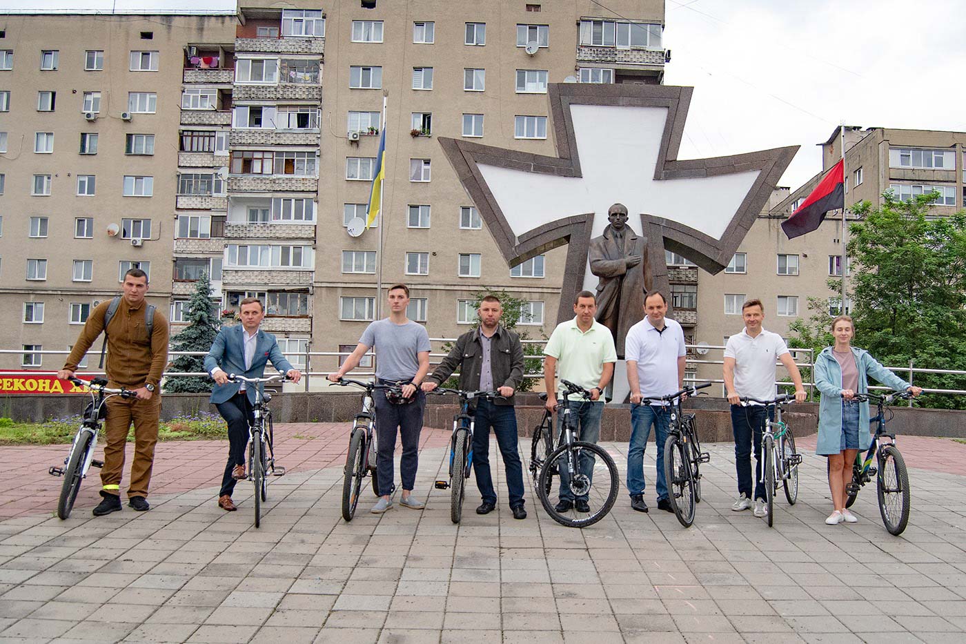 “Чорна п’ятниця” пройшла понад десятьма вулицями Франківська. На велосипед “посадили” й депутата Житомирської облради (ФОТО)