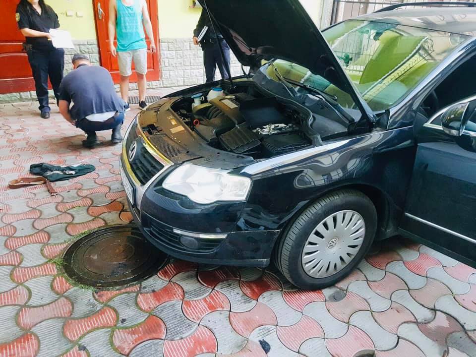 У Франківську безхатько ледь не підпалив автомобіль (ФОТО)
