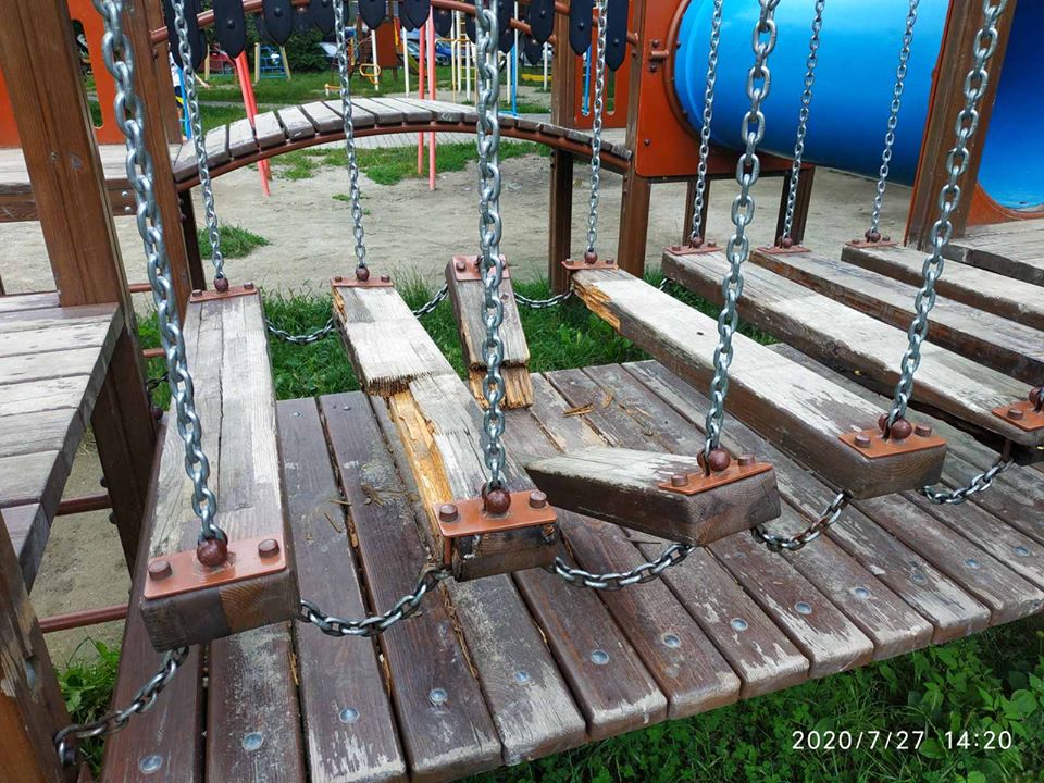 Комунальники пожалілися на якість нових дитячих майданчиків (ФОТО)