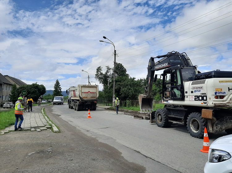 У Ланчині почали ремонтувати центральну дорогу, яку пошкодила повінь