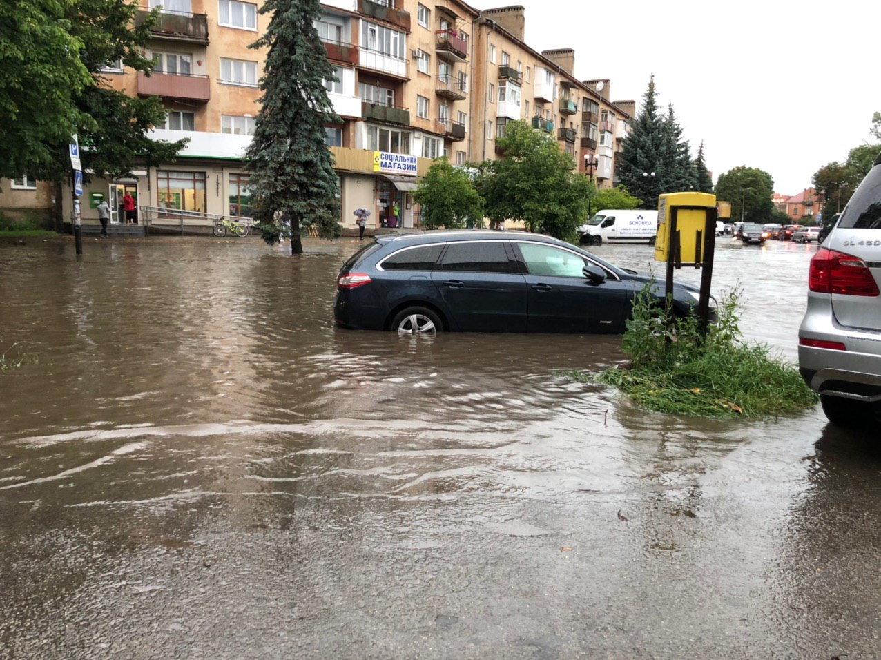 Рясний дощ підтопив будівлі в місті і традиційно заблокував проїзд під мостом на Пасічну (ФОТО)