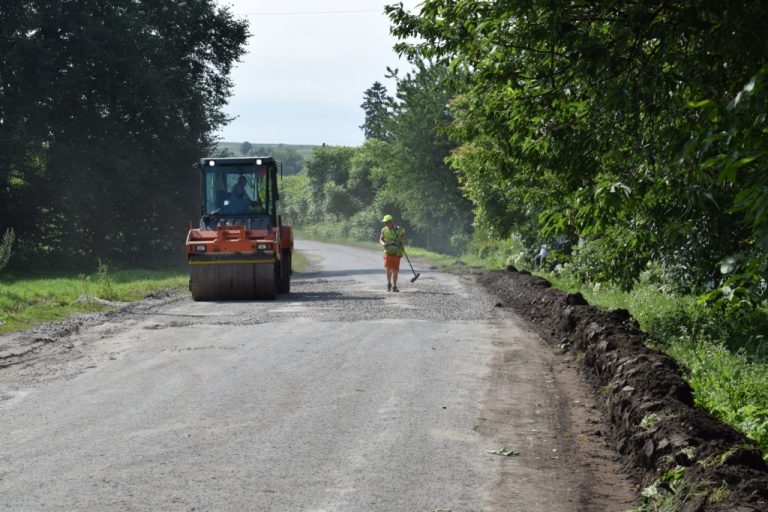 На Рогатинщині ремонтують дорогу (ФОТО)