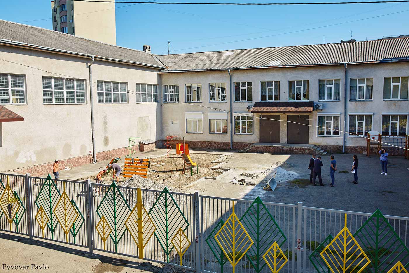 Біля франківського ліцею №1 облаштовують дитячий майданчик та велопарковку (ФОТО)