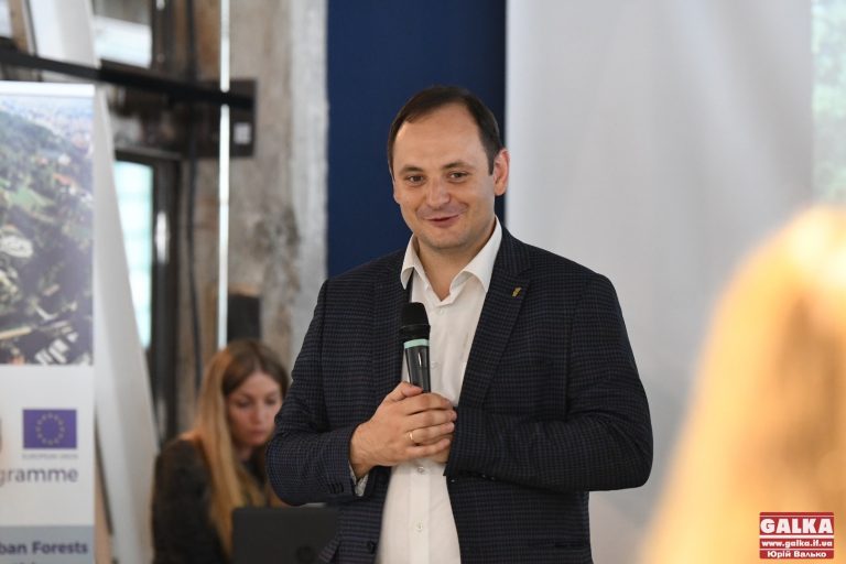 “Громада одностайно за пані Галину”, – Марцінків ще не звільнив радницю, яку люди звинуватили у дерибані землі