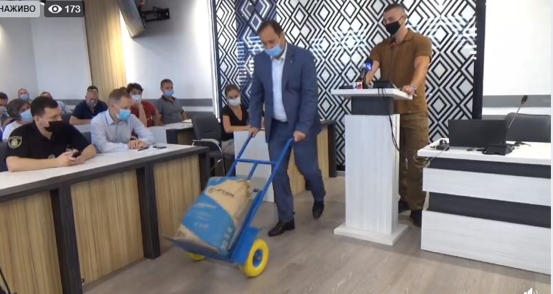 Марцінків почав дарувати цемент комунальникам, які погано заробляють розкопки (ФОТОФАКТ)