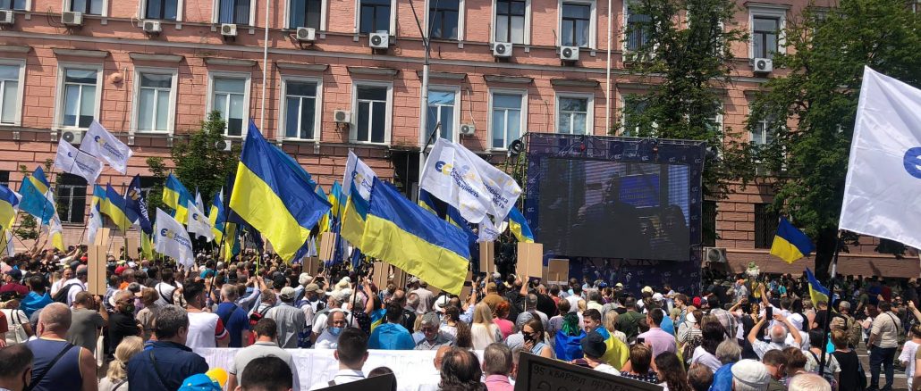10 тисяч людей вийшли під Печерський суд підтримати Порошенка (ФОТО)