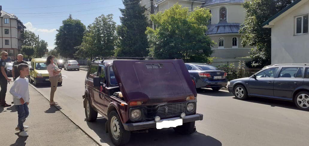 У Богородчанах серед дороги спалахнув автомобіль (ФОТО)