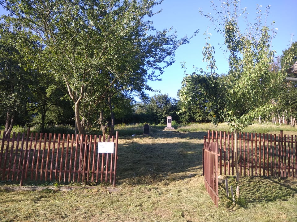 На єврейському кладовищі в Рогатині взялися наводити лад (ФОТО)