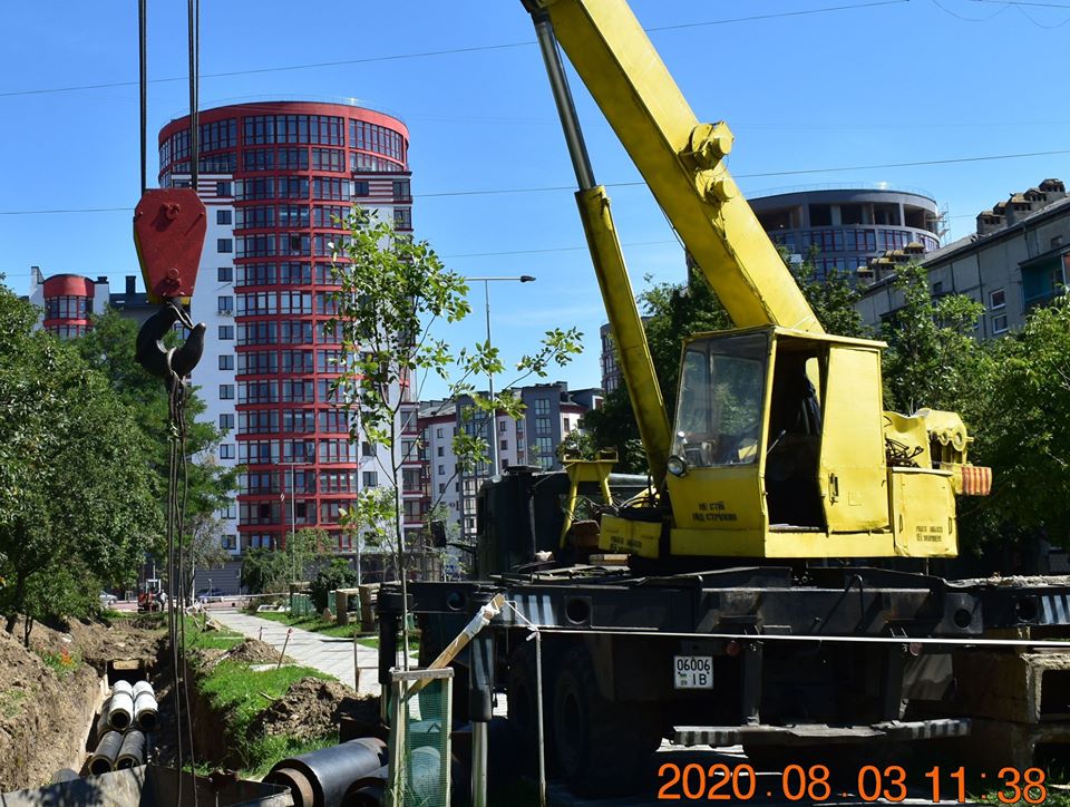 Франківські тепловики продовжують замінювати зношені труби на Позитроні: розпочали монтажні роботи