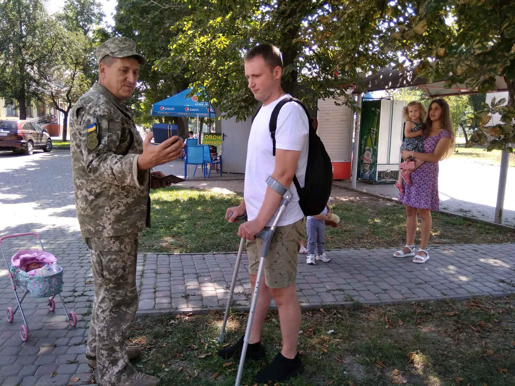 Поранений в АТО шість років тому прикарпатець отримав державну нагороду (ФОТО)