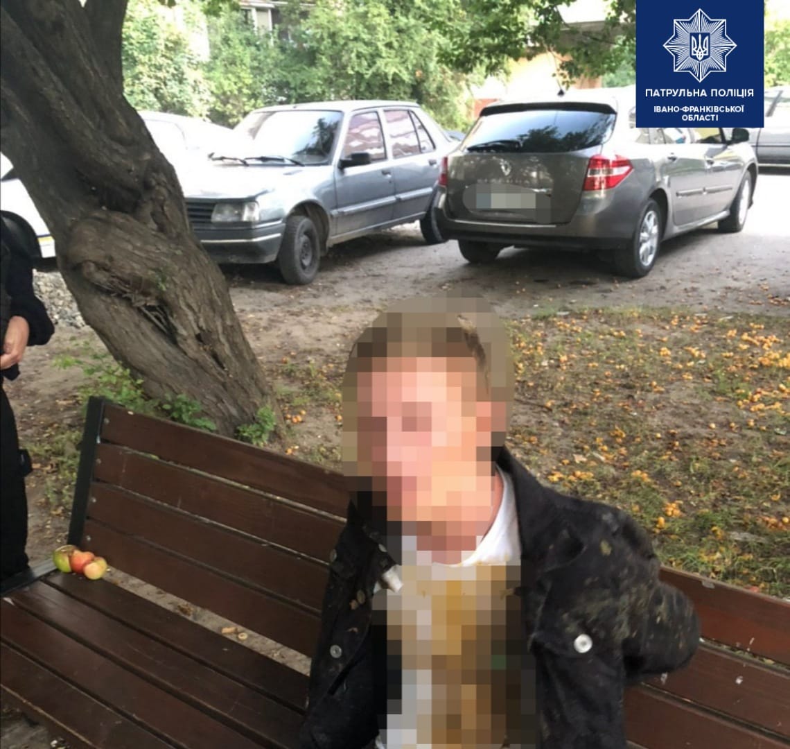 На БАМі молодик вирвав у жінки сумку: патрульні зуміли спіймати нападника (ФОТО)