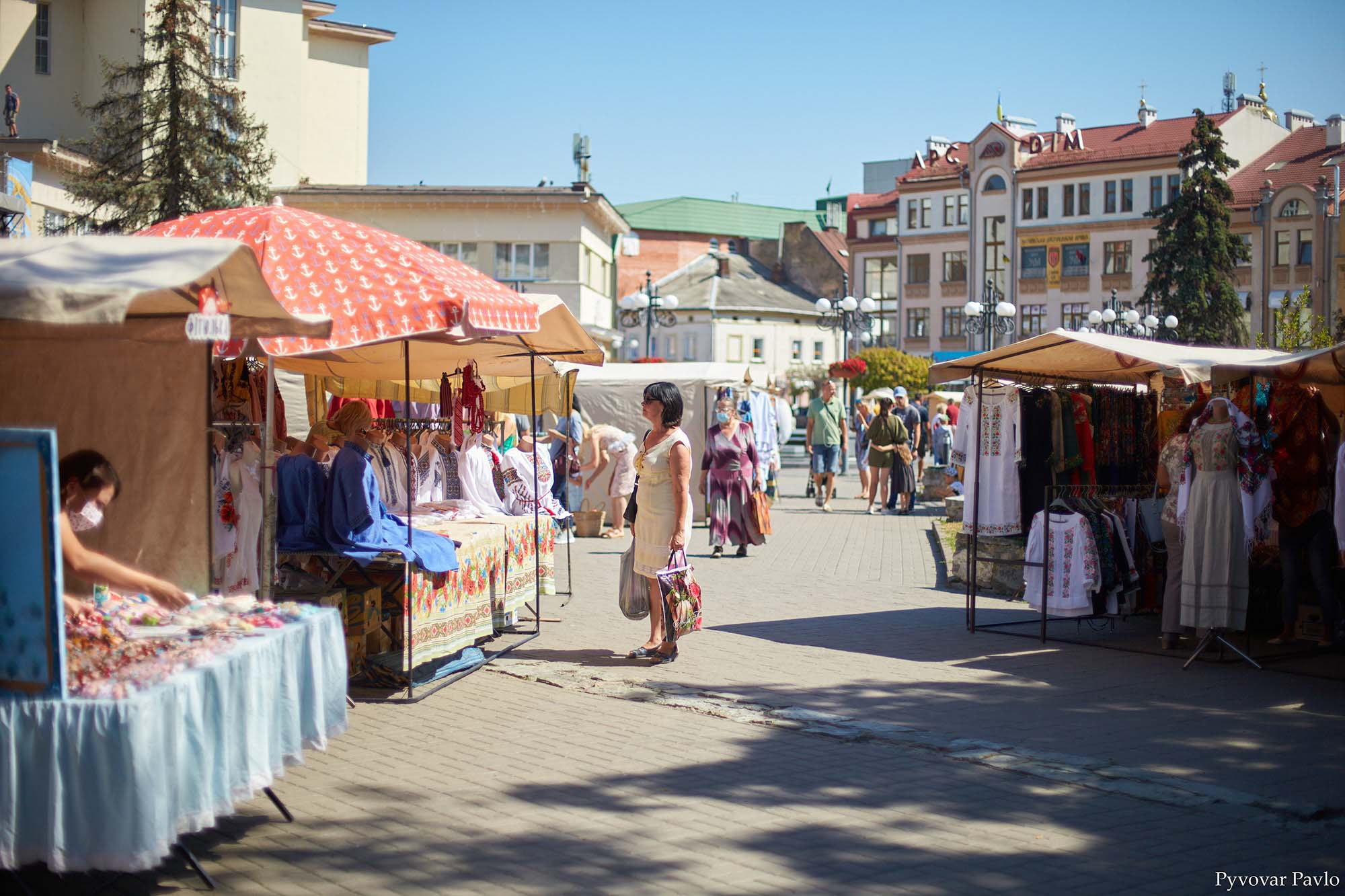 Під Ратушею відкрився ярмарок – торгують виробники і фермери з усієї ОТГ (ФОТО)