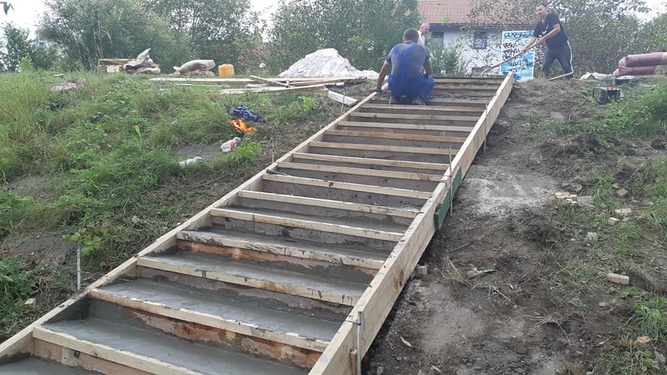 “Вбиті” сходи на дамбі Бистриці в Івано-Франківську взялися ремонтувати (ФОТО)