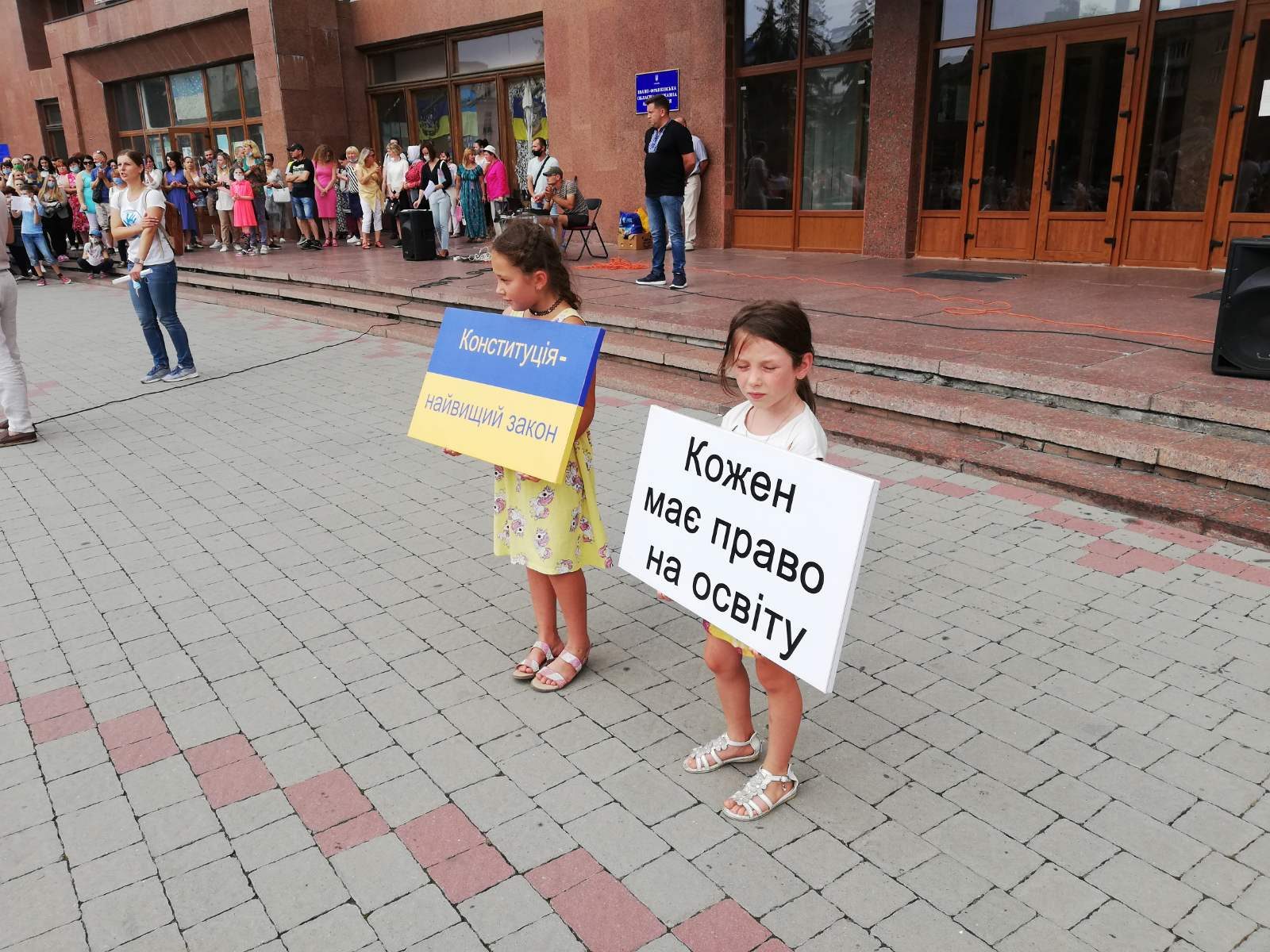 В Івано-Франківську батьки збирають підписи за відкриття шкіл з 7 вересня