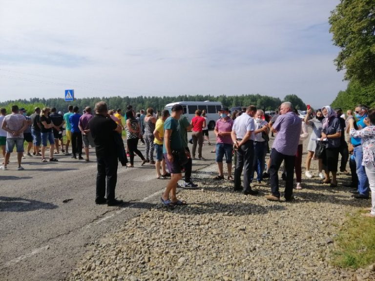На Богородчанщині 130 людей перекрили дорогу – вимагають ремонту (ФОТО)