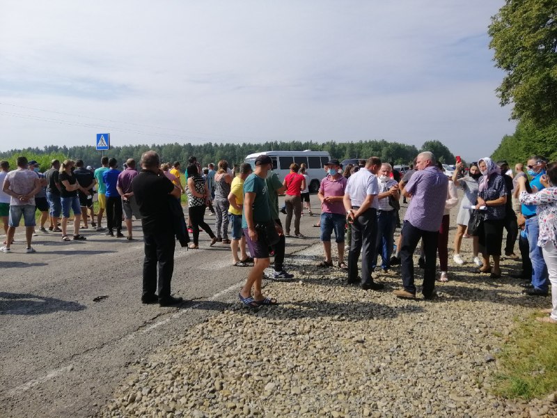 На Богородчанщині 130 людей перекрили дорогу – вимагають ремонту (ФОТО)