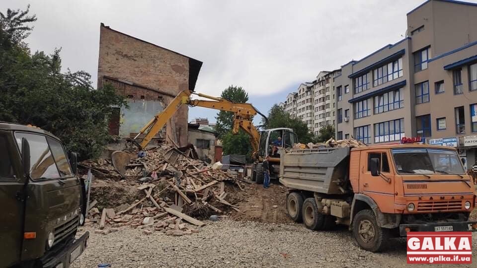 У Франківську почали зносити будинок, який “роз’єднував” бульвари (ФОТО)