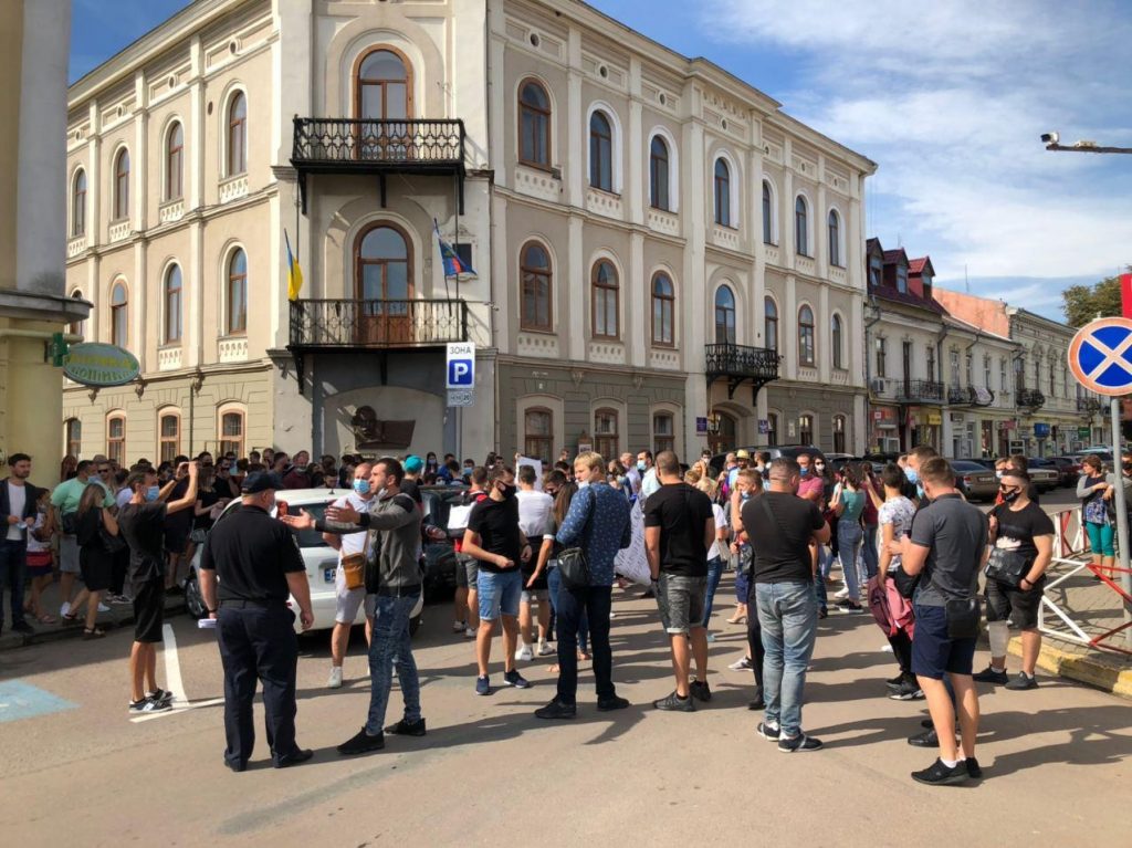 Десятки підприємців зібралися під ратушею в Коломиї – вимагають не перешкоджати роботі (ВІДЕО, ФОТО)
