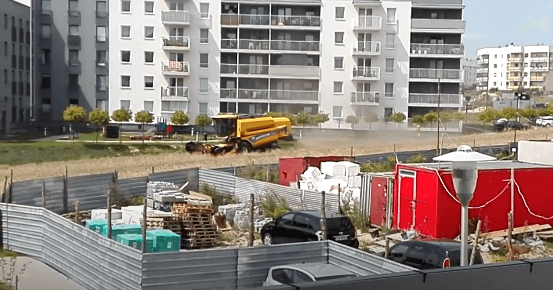 Польські фермери не продали землю і тепер жнивують серед багатоповерхівок (ВІДЕО)