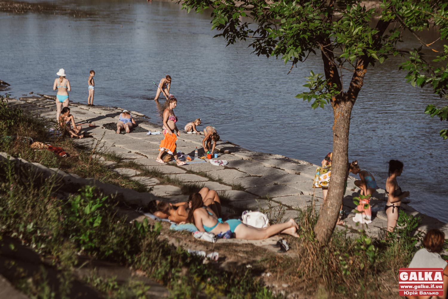 Чиста вода, мало роздягалок і дерева у річках: як цього літа франківці відпочивають на Бистрицях (ФОТОРЕПОРТАЖ)