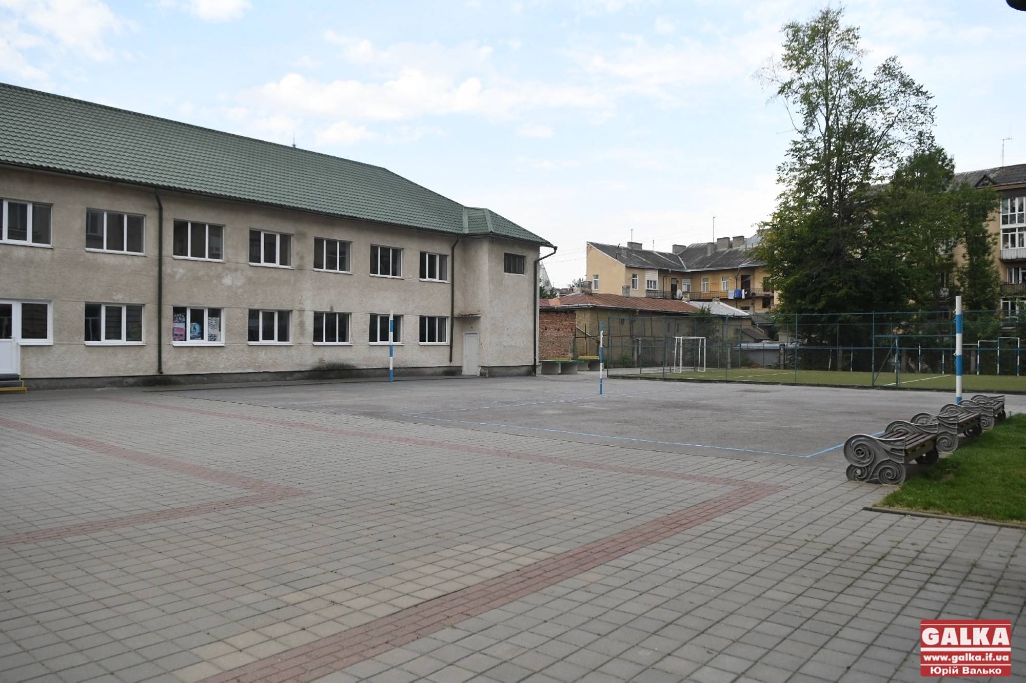 Сумні та пусті шкільні двори 1 вересня у Франківську (ФОТО ДНЯ)