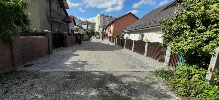 Вулицю Рівну «рівняють» в Івано-Франківську (ФОТО)