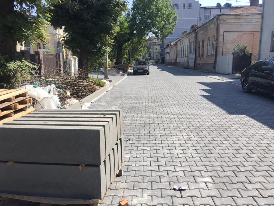 За крок до завершення ремонт однієї з найгірших вулиць Івано-Франківська (ФОТО)