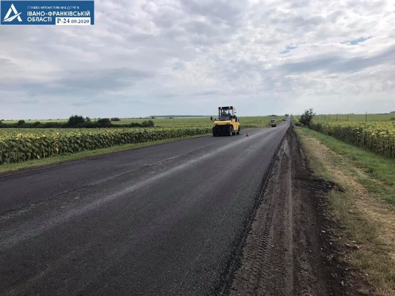 На дорозі “Золотого кільця Карпат” оновлюють асфальт (ФОТО)