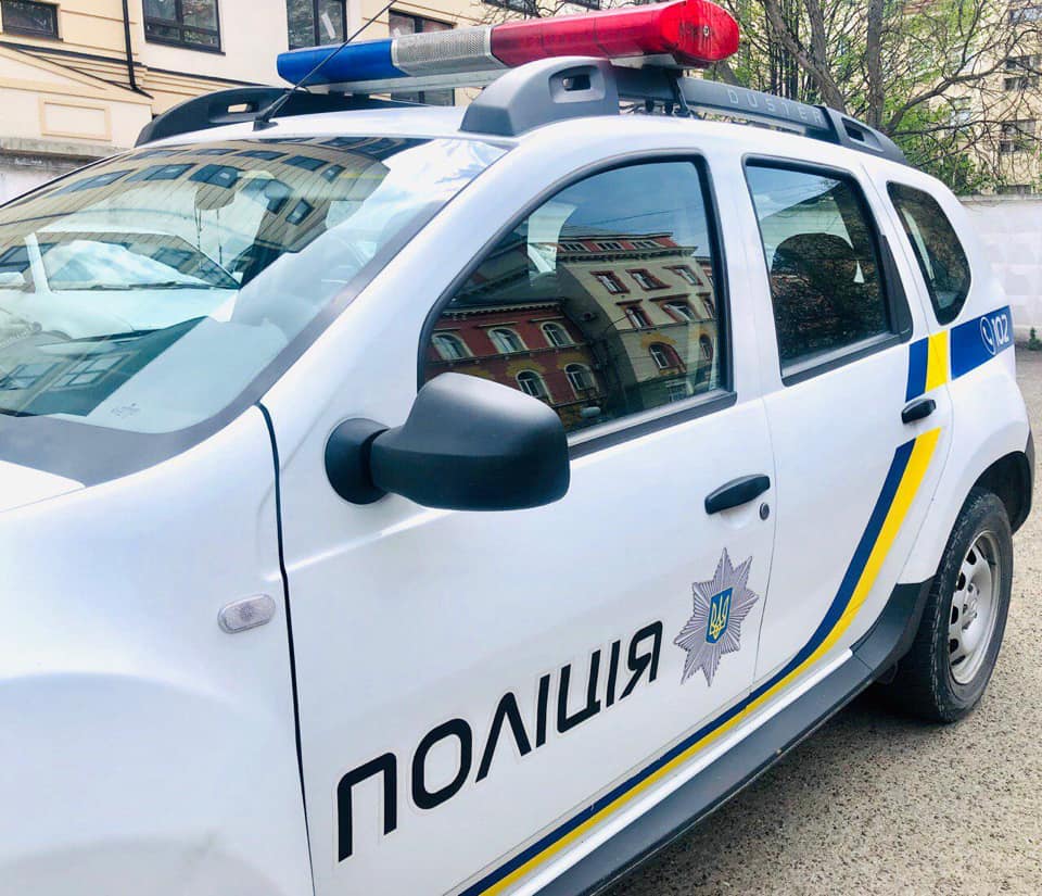 Прикарпатцю залили двері автомобіля монтажною піною. “Жартівників” шукає поліція