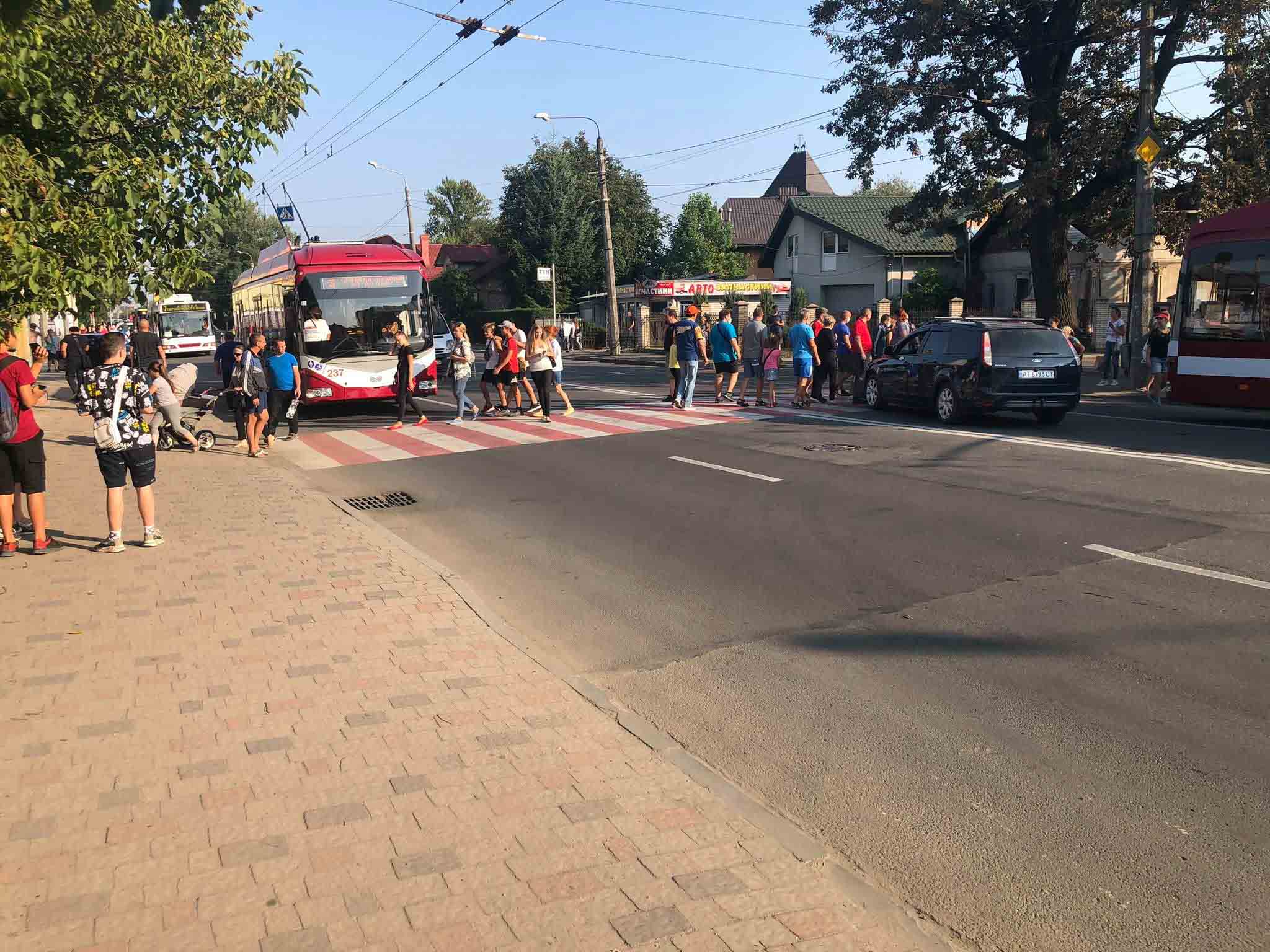 Розлючені мешканці ЖК “Паркова Алея” перекрили Незалежності через відключений газ (ФОТО, ВІДЕО)