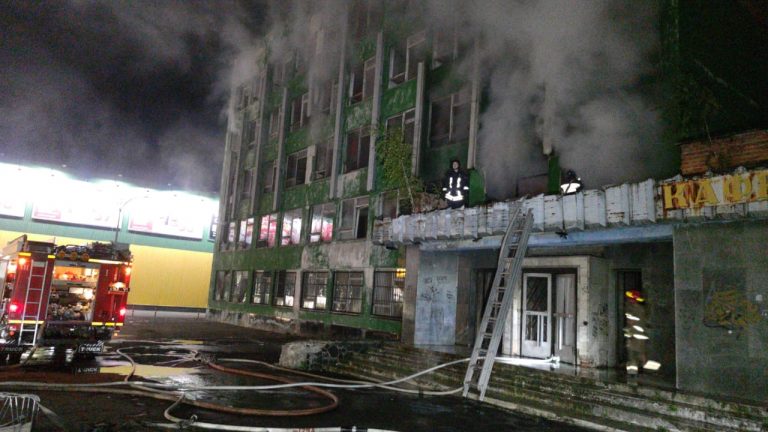 Вночі поблизу “Велмарту” гасили масштабну пожежу (ФОТО)