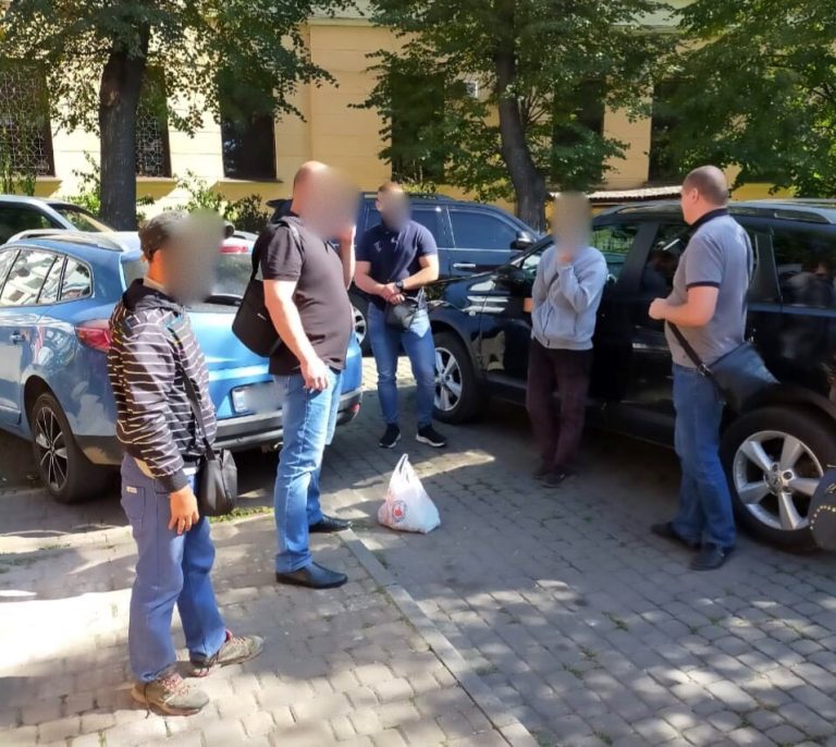 У Франківську чоловік змушував молодика з інвалідністю жебракувати (ФОТО)