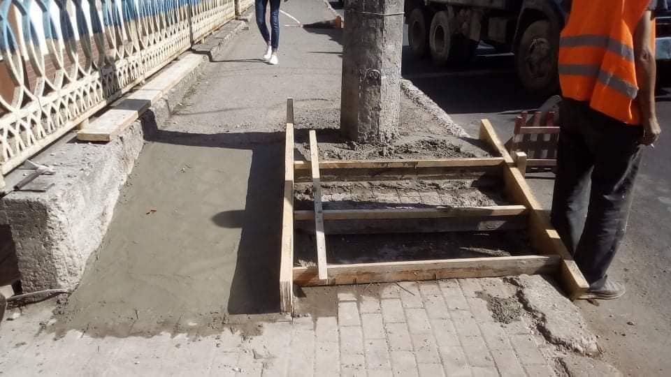 Комунальники ремонтують небезпечний для маломобільних франківців пандус на шляхопроводі (ФОТО)