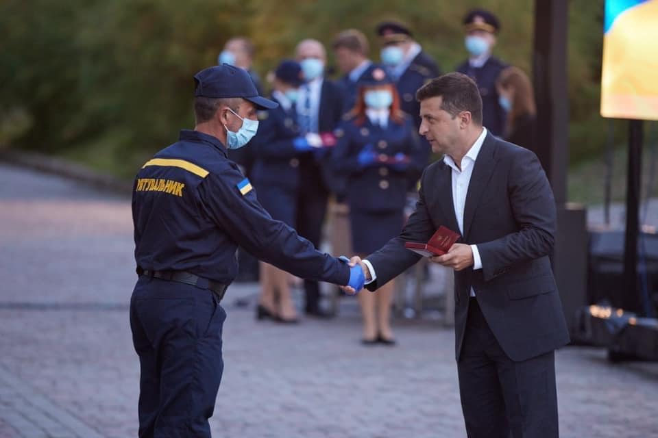 Зеленський відзначив рятувальників Надвірнянщини почесними нагородами (ФОТО)