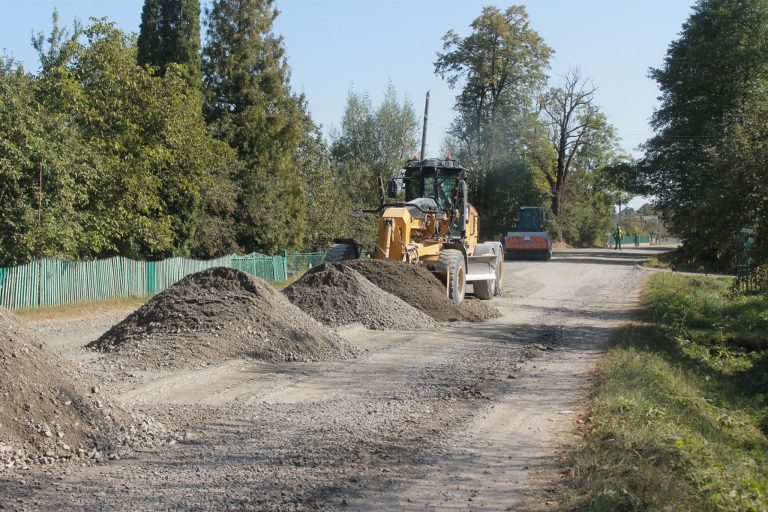 У селі на Надвірнянщині ремонтують дорогу (ФОТО)