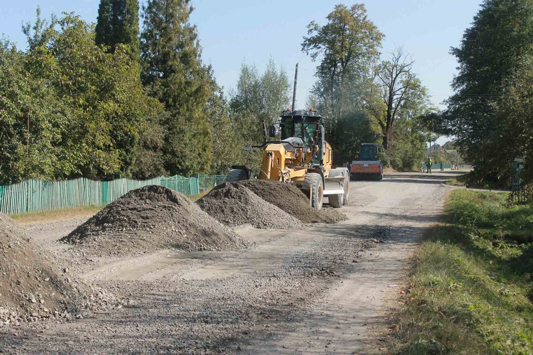 У селі на Надвірнянщині ремонтують дорогу (ФОТО)