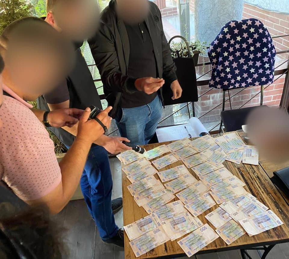 Посадовця Служби автодоріг в області затримали на хабарі (ФОТО)