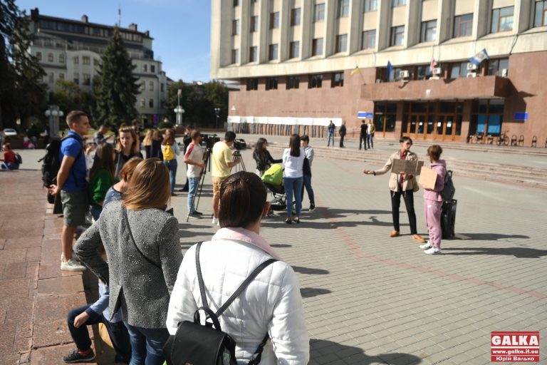«Чоловік має право народжувати»: десятки франківців під стінами ОДА вимагають повернути партнерські пологи (ФОТО)
