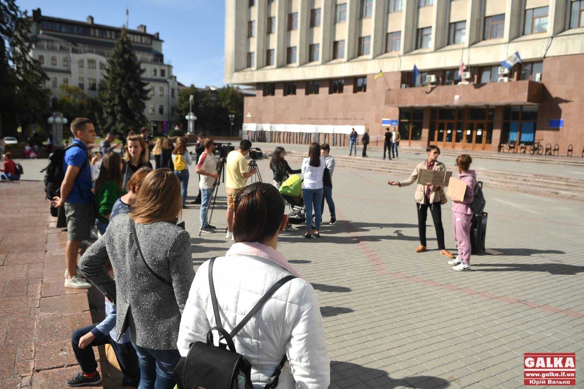 «Чоловік має право народжувати»: десятки франківців під стінами ОДА вимагають повернути партнерські пологи (ФОТО)